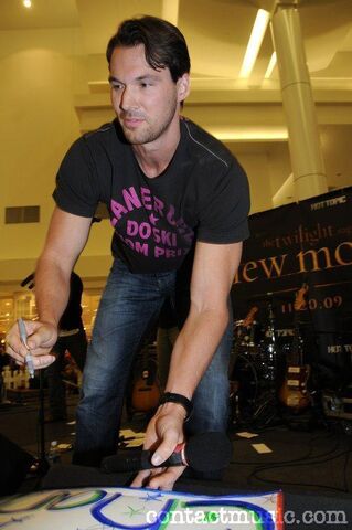 File:Daniel Cudmore signing.jpg