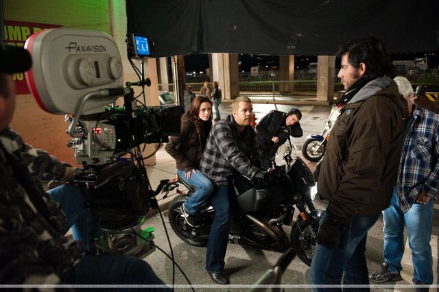 File:New-Moon-Behind-the-Scenes-Stills-edward-and-bella-9121190-2560-1703.jpg