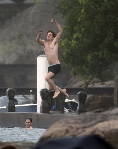 File:PattinsonlifeSwimming12.jpg