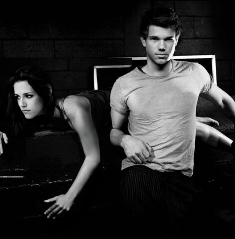 File:Taylor-Kristen-manip-kristen-stewart-and-taylor-lautner-8442825-590-600.jpg