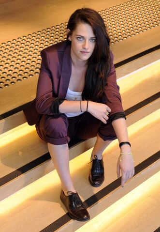 File:Kstewartfans 1 -708x1024.jpg