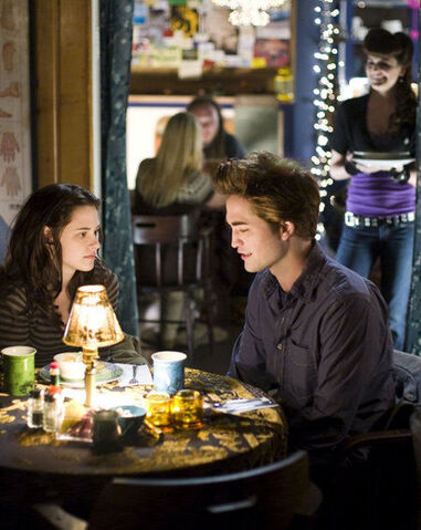 File:Bella-and-Edward-Twilight.jpg