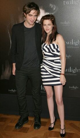 File:Robert pattinson kristen stewart.jpg