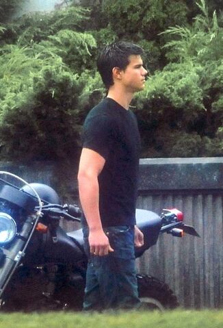 File:Taylor-on-Set-Eclipse-September-9-jacob-black-8082590-415-610.jpg