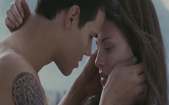 File:-Bella-and-Jacob-HOT-Kiss-jacob-and-bella-17868471-1680-1048.jpg