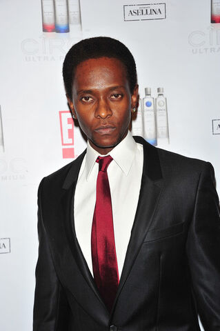 Datei:Edi+Gathegi.jpg