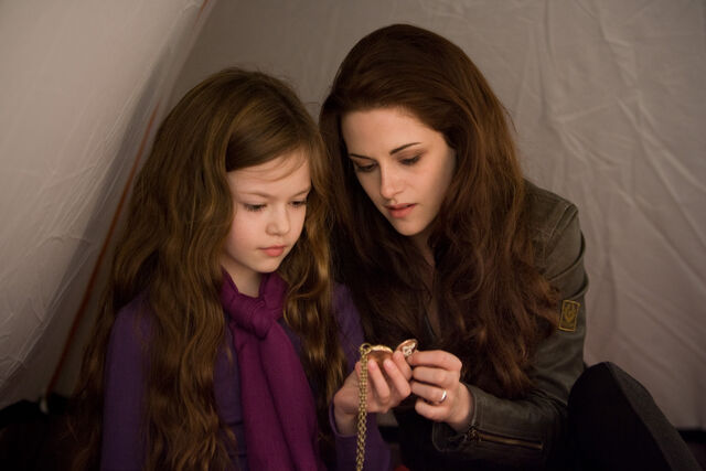 Datei:Mother-daughter-moment-between-Bella-Renesmee-Breaking-Dawn.jpg