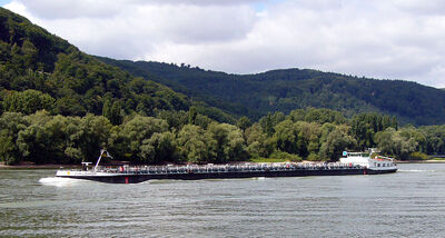 800px-Tankschiff Waldhof-1-.jpg
