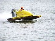 220px-Motorbootkatamaran-1-