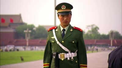 402457695-soldat-chinois-place-tian'anmen-sentinelle-pekin-ville
