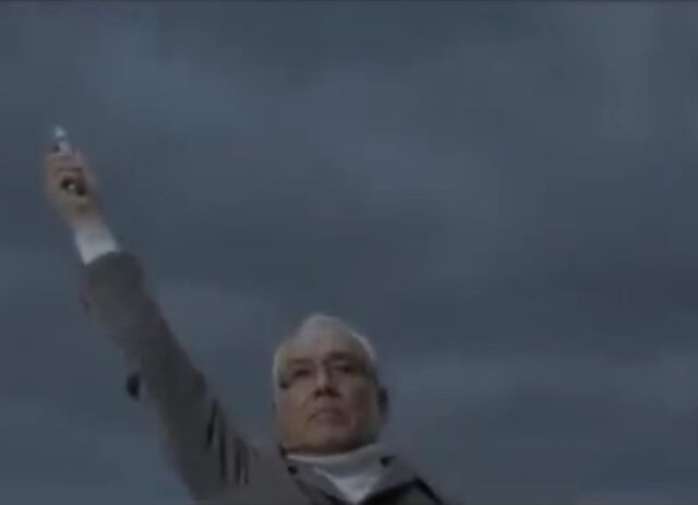 File:Hayata raise up the Beta Capsule..jpg