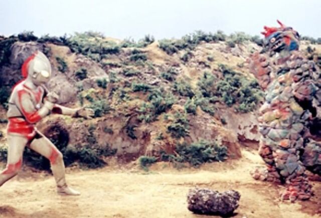 File:Ultraman vs Gorobagos.jpg