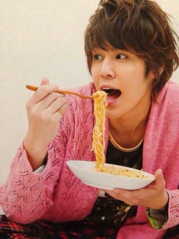 File:Mamoru eats noodle.jpg