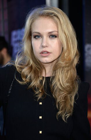 File:Penelope+Mitchell+Fast+Furious+6+Premieres+JOAQfoHfbSJl.jpg