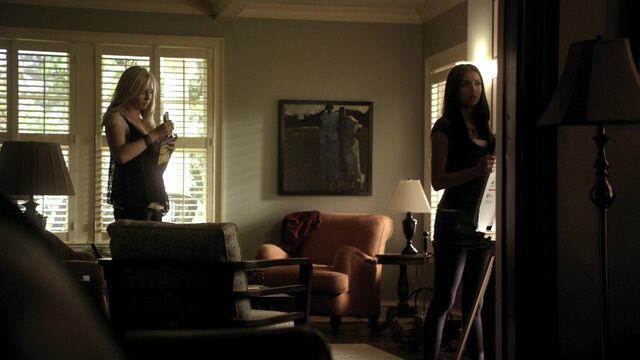File:TVD2x04-Gilbert House 29.jpg