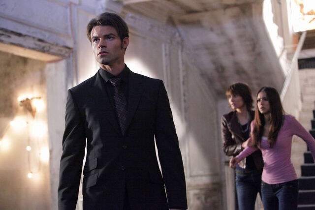Archivo:2-08-Rose-the-vampire-diaries-16599941-1800-1200.jpg