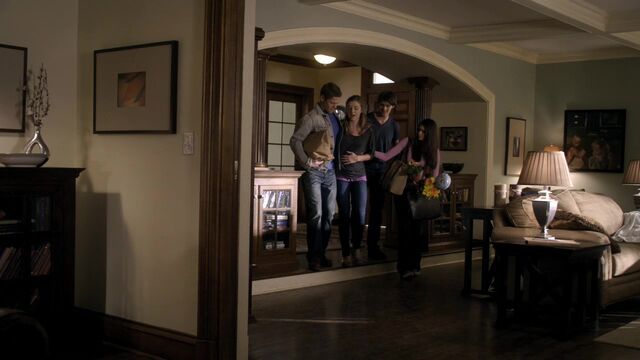 File:TVD2x07-Gilbert House 24.jpg