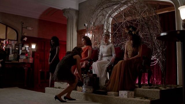 File:Normal TheOriginals118-0932DavinaMonAbigail.jpg