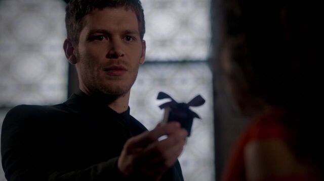 File:Normal TheOriginals118-0988Klaus-Davina.jpg