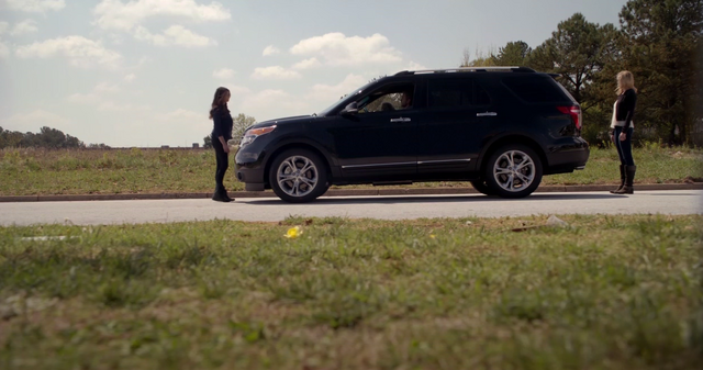 File:Elena-Caroline 5x22.png