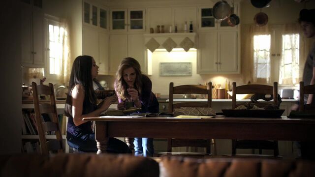 File:TVD1x04-Gilbert House 55.jpg
