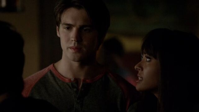 File:Bonnie and Jeremy 2 TVD 5x01.jpg