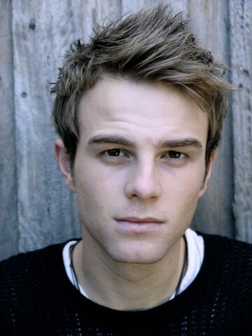 Fichier:Nathaniel buzolic.jpg