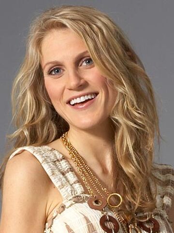 File:Rb-long-blond-wavy-hair-17-0809-de-1-.jpg