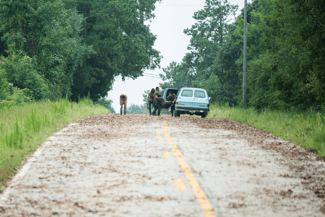File:AMC 509 Carrying Dead Tyreese.png
