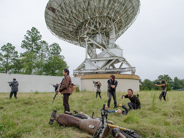 File:The-walking-dead-episode-613-daryl-reedus-rick-lincoln-pre-800x600.jpg