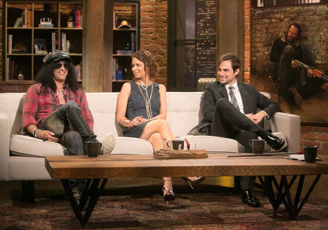 File:Talking-dead-episode-503-slash-mary-lynn-rajskub-gareth-west-935.jpg