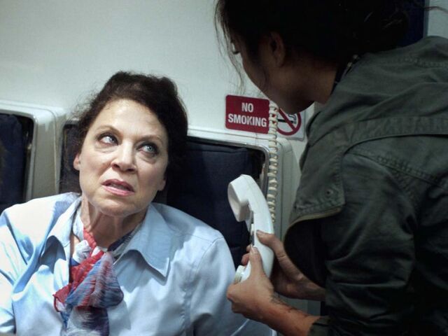 File:Charlie-y-la-azafata-en-la-parte-10-de-flight.jpg
