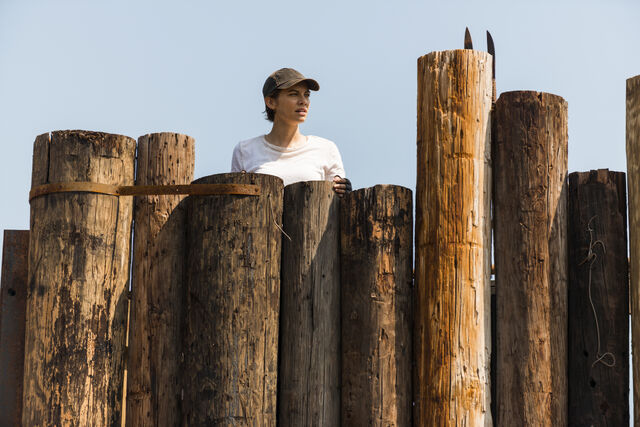 File:The-walking-dead-episode-708-maggie-cohan-pre-800x600.jpg