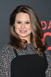 Katie-lowes-scandal-100th-episode-celebration-4-8-2017