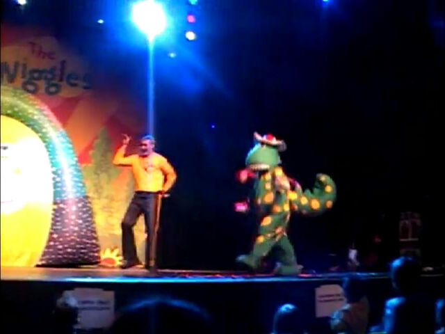 File:DorothyandGreginGettingStrongLiveInConcert.jpg