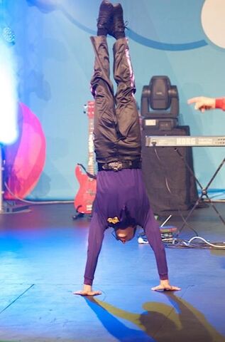 File:Lachy'sHandstand.jpg