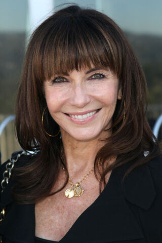 File:Mary+Steenburgen+Masterpiece+PBS+2012+Summer+OROXDAFlECrl.jpg