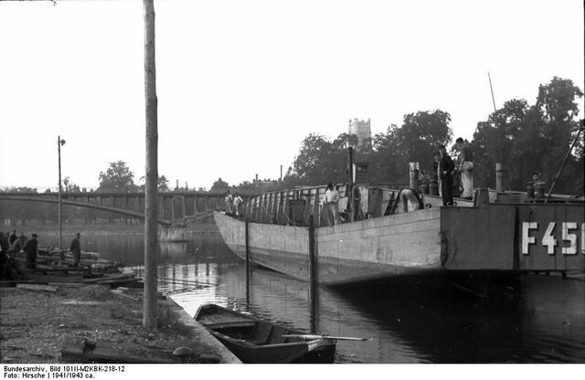 File:Marinefährprahm.jpg