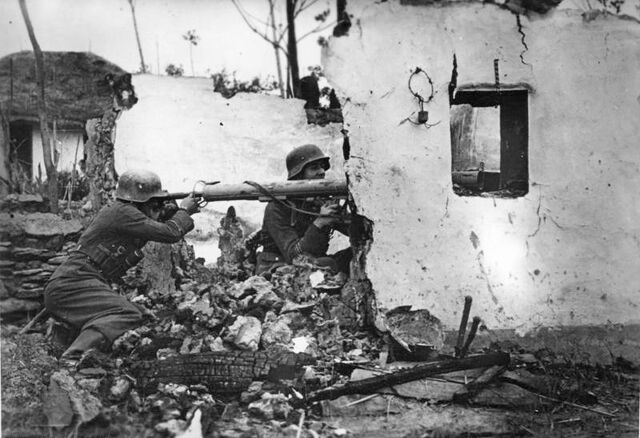 File:Panzerschreck Team, 1944.jpg
