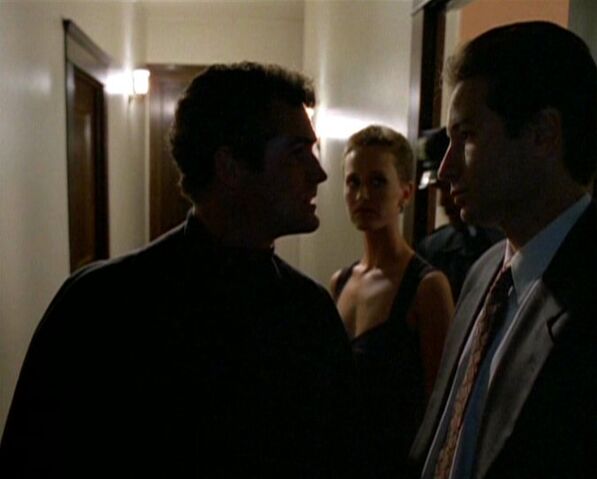 File:Yappi talks to Mulder.jpg
