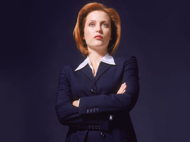 File:Gillian Anderson Scully.jpg