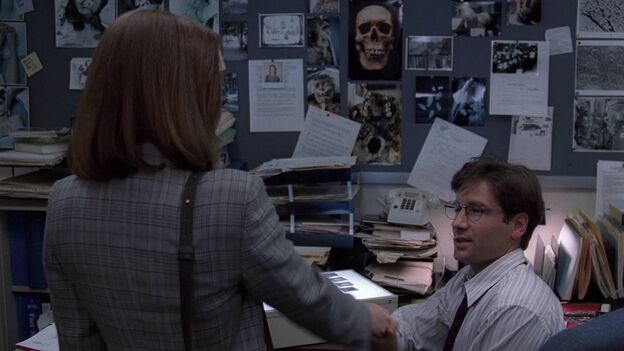File:Dana Scully meets Fox Mulder.jpg