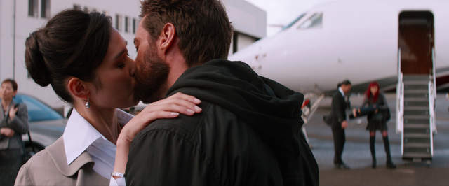Archivo:Beso de Logan y Mariko.png