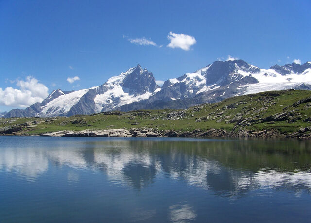 Fichier:Emparis- massif de la Meije depuis le lac Noir.jpg
