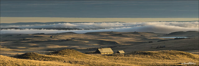Fichier:Aubrac-aurelle-verlac-buron-trap-haut-lever-soleil-2012-11-070.jpg